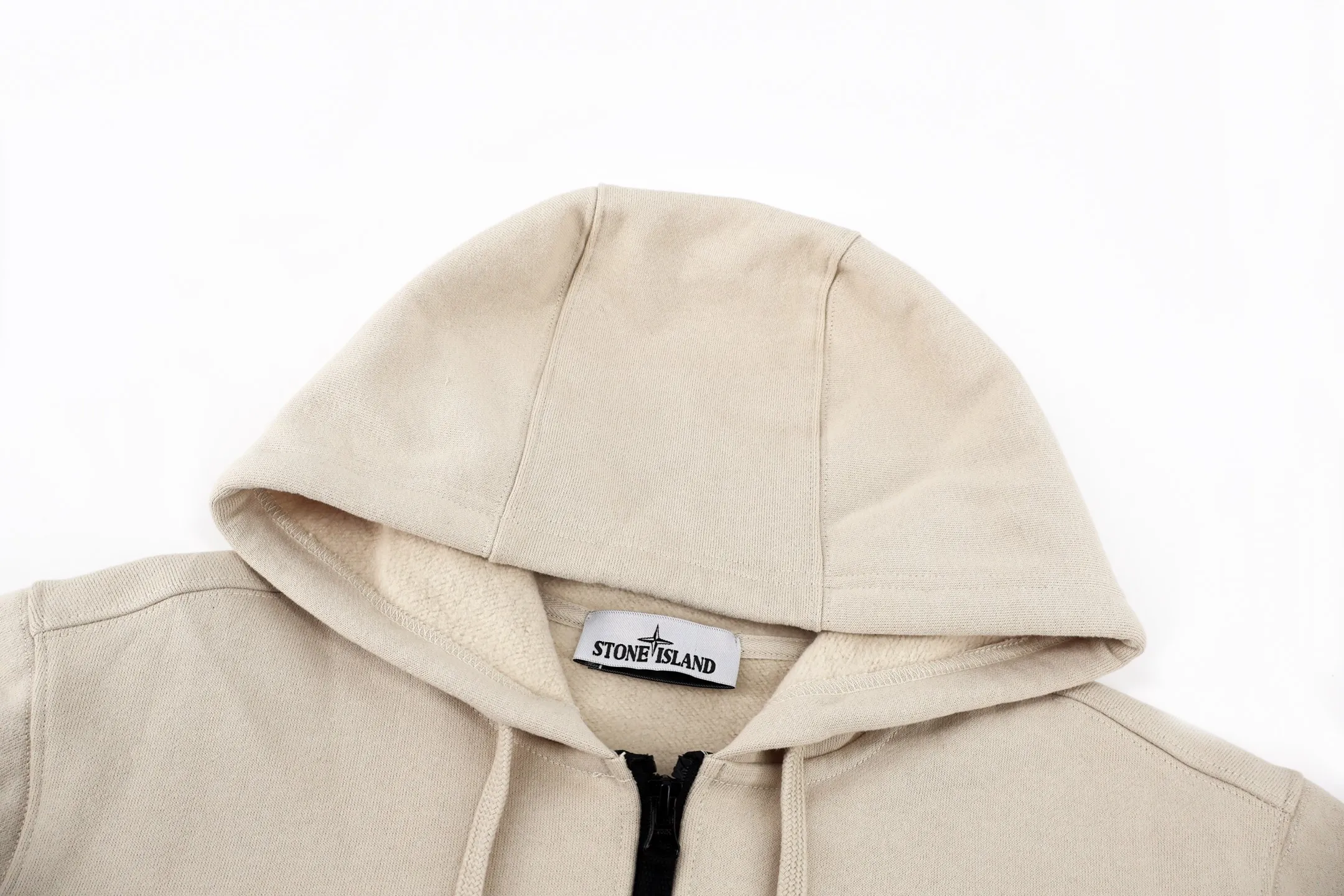 P580 Stone Island Stone Island cuff logo hooded zipper sweatshirt. The original version was purchased for 1,602 and developed. The fabric is made of high-count cotton blended fabric. This sweatshirt is made of high-count cotton blended fabric and has been combed. It has a soft texture and good breathability, making it comfortable and skin-friendly to wear. The version has a classic round-neck structure, and the collar, cuffs and hem are all ribbed. It is highly elastic, can fit the body shape and effectively prevent wind; the body uses seamless splicing technology to reduce friction and improve the wearing experience. The brand's iconic armband on the left arm is made of three-dimensional embroidery and hot-pressing composite technology. The pattern is fine and not easy to fall off. The overall wiring adopts four-needle and six-thread stitching technology, and the stitches are flat and firm. While ensuring structural stability, it presents a simple and neat visual effect, fully demonstrating the brand's craftsmanship in the field of casual clothing. The overall wiring is straight and delicate, the fabric is comfortable and soft, and the color is consistent without color difference. It can be matched with the same style to create a fashionable look and control various occasions. Customized accessories, complete with three standards, the same style for men and women. Size:S-M-L-XL